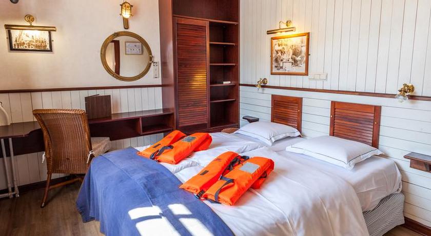 Boat Hotel De Barge ***